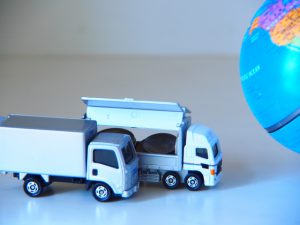 トラックと地球儀